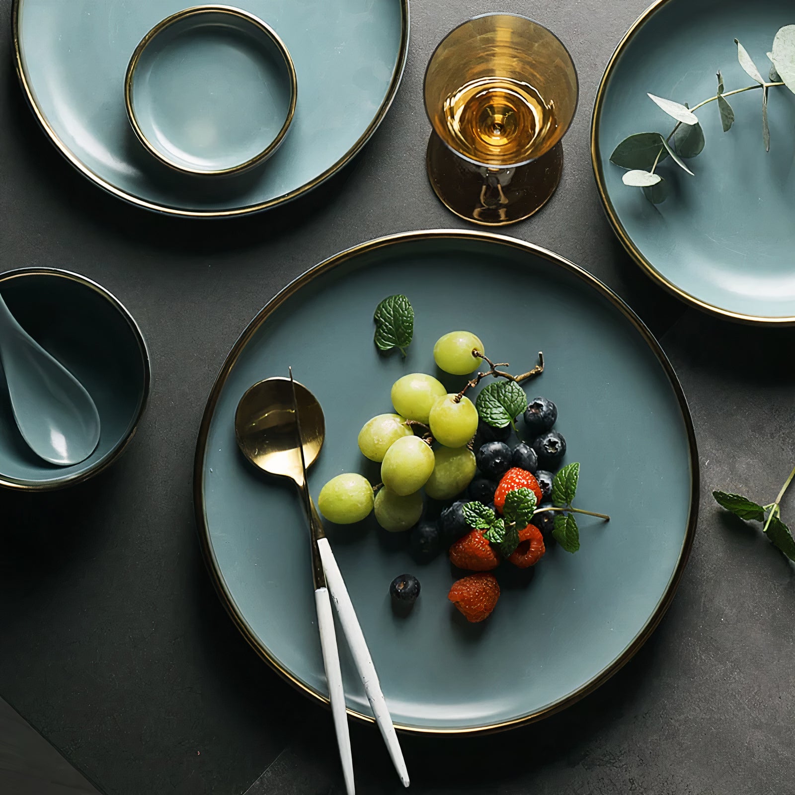 Hand-painted Green Emerald Fine Porcelain Dinnerware Set Luxurious Dining  Experience Gold Rim Made at High Temperature 